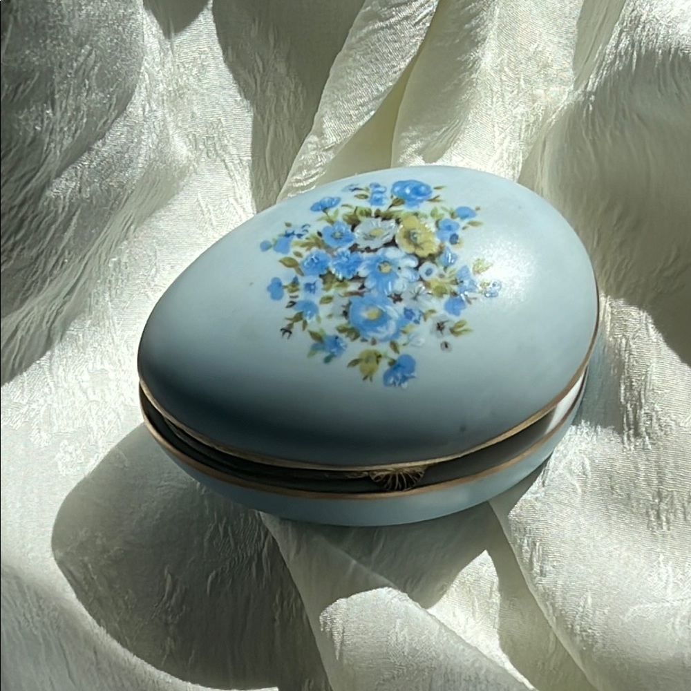 Vintage Kalk Floral Blue Egg Trinket Box